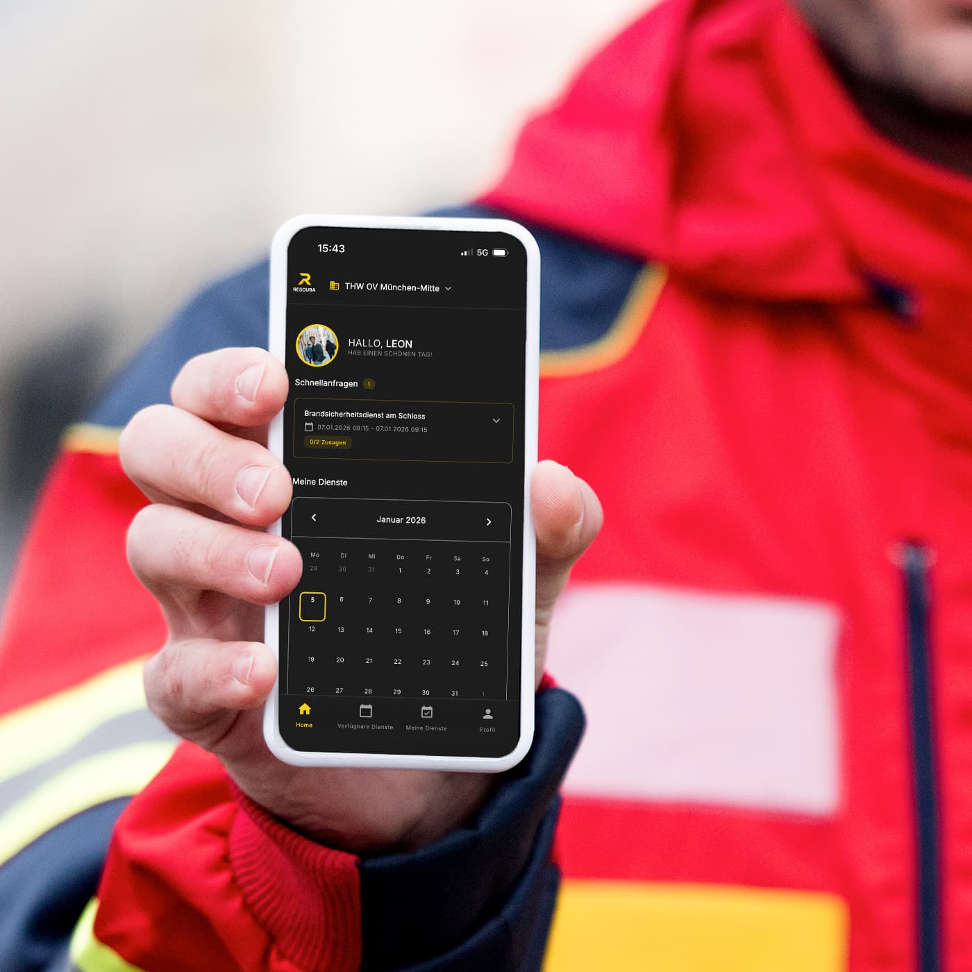 Helferin nutzt die RESCURA-App vor Ort