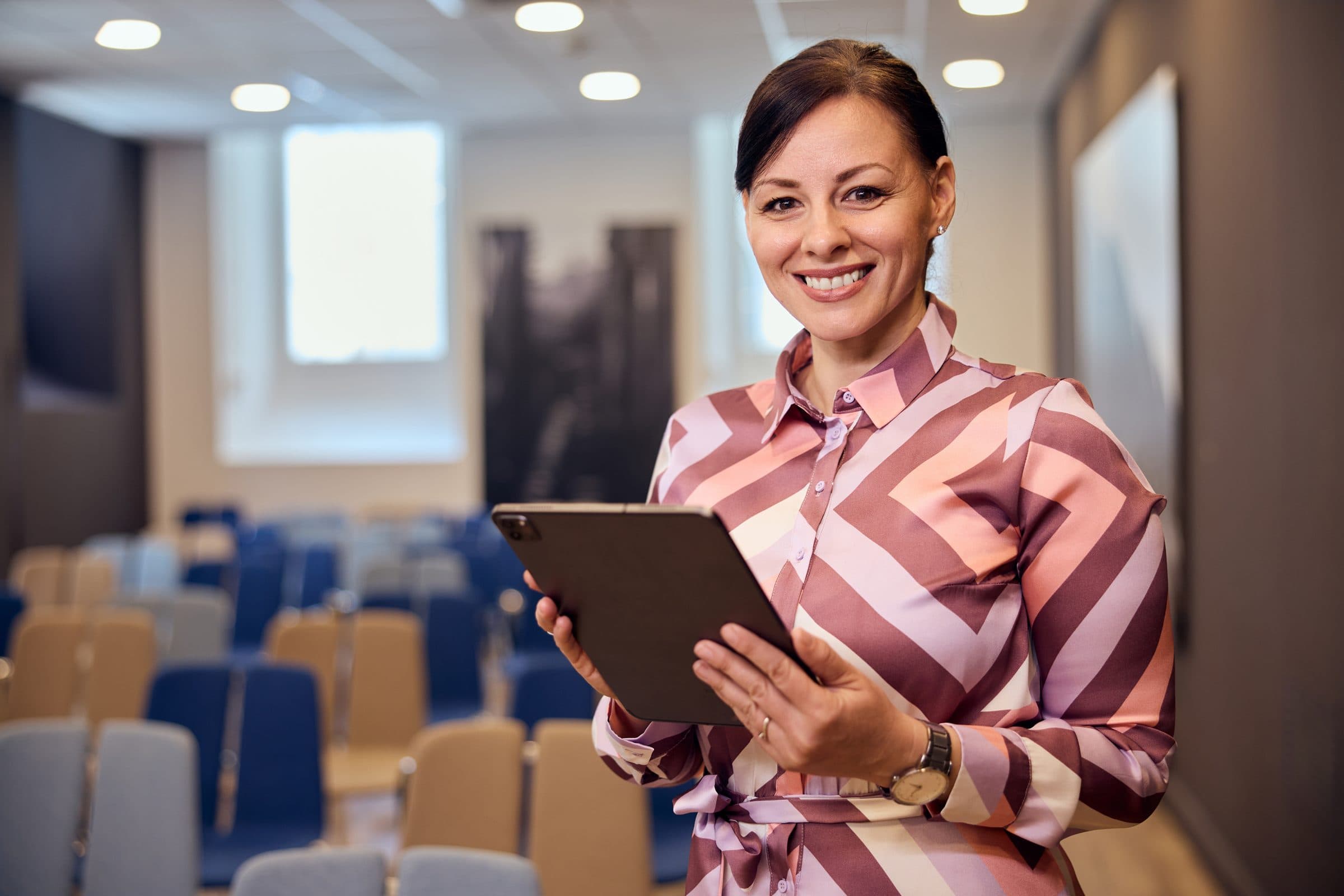 Eventmanagerin mit Tablet