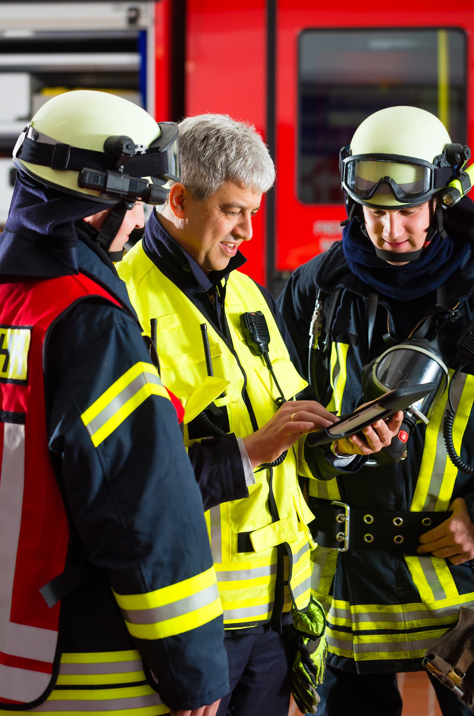 Feuerwehrleute besprechen sich am Tablet