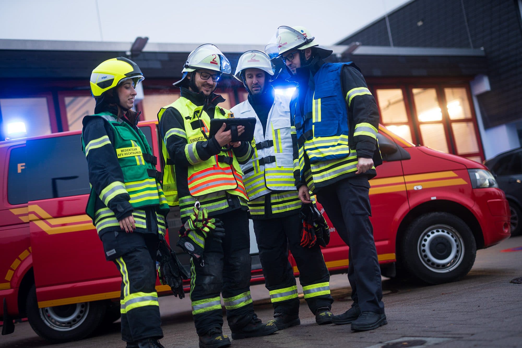 Feuerwehrleute besprechen sich am Tablet