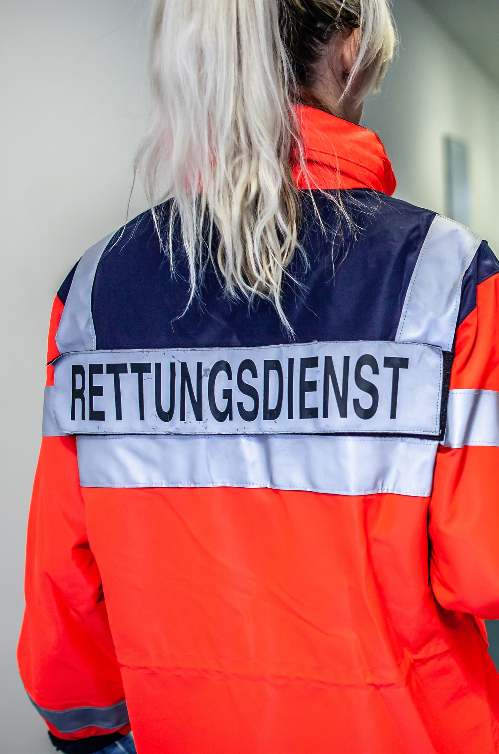 Rettungssanitäterin in Einsatzjacke
