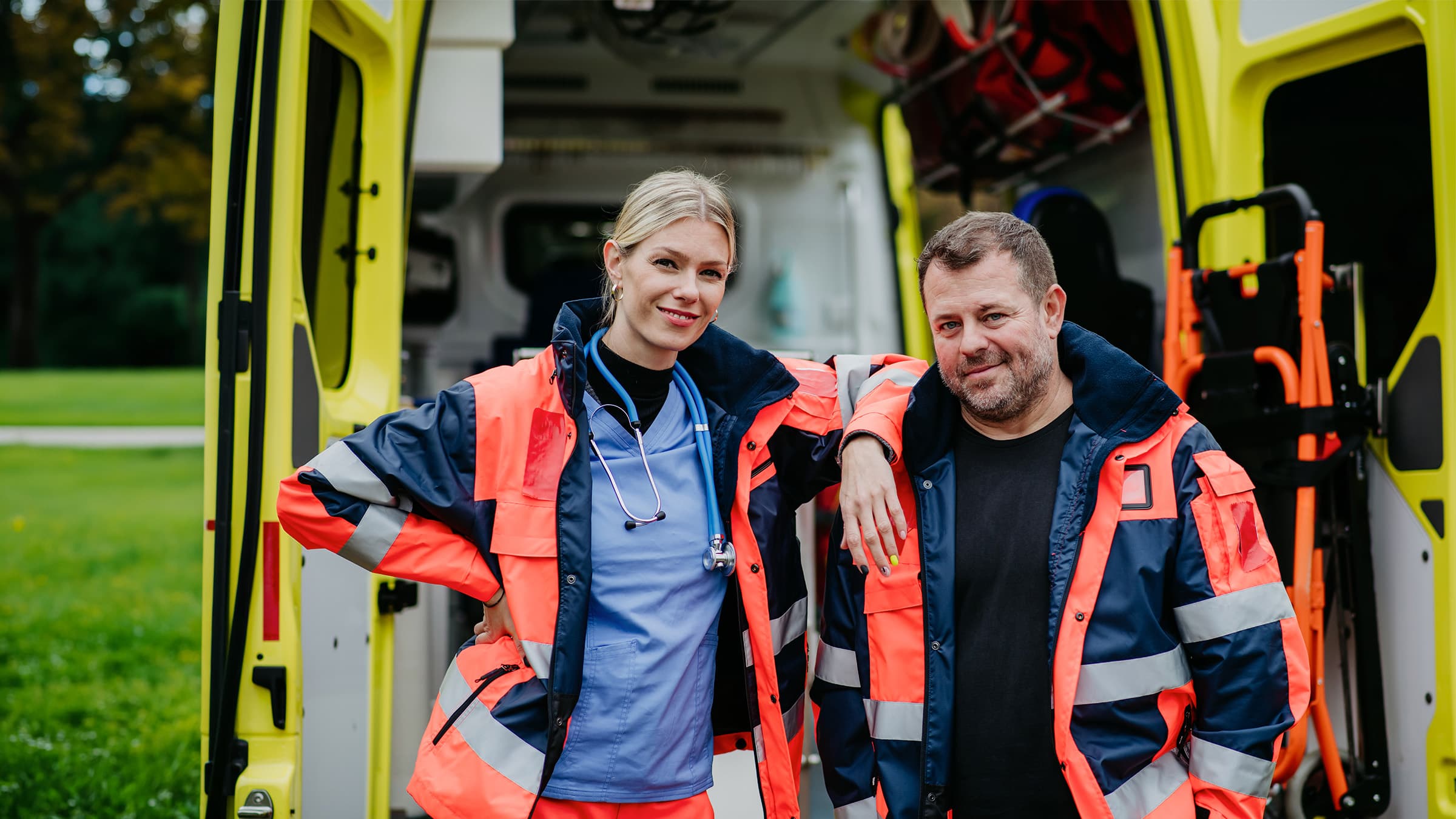 Zwei Sanitäter vor einem Rettungswagen